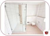 Duschbad mit WC und Fenster - 