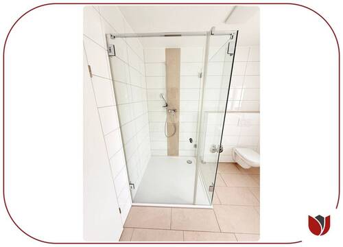 Duschbad mit WC und Fenster - 