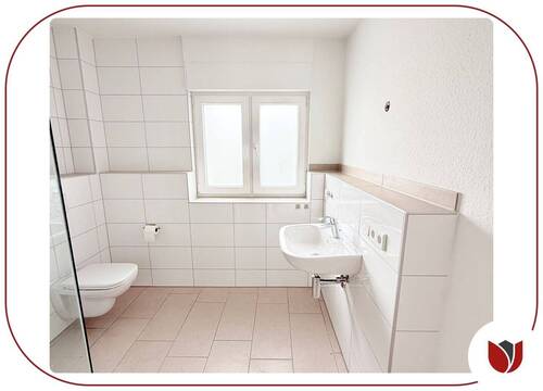 Duschbad mit WC und Fenster - 