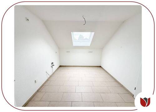 Küche mit Dachflächenfenster und Außenrollladen - 