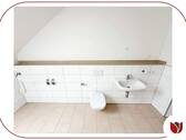 Großzügig: Separates Gäste-WC mit Waschmaschinenanschluss - 