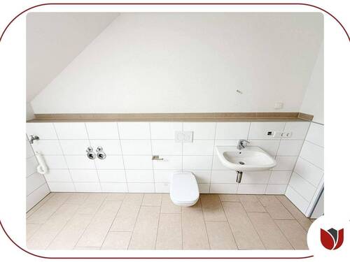Großzügig: Separates Gäste-WC mit Waschmaschinenanschluss - 