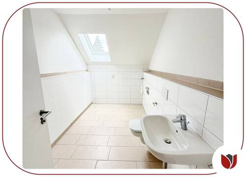 Großzügig: Separates Gäste-WC mit Waschmaschinenanschluss - 
