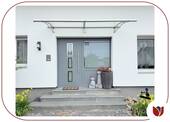 Liebevoll gepflegt: der Hauseingangsbereich - 4 Zimmer Etagenwohnung in Leichlingen