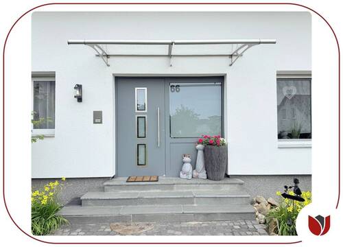 Liebevoll gepflegt: der Hauseingangsbereich - 4 Zimmer Etagenwohnung in Leichlingen