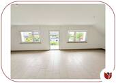 Wohn-/Esszimmer mit Zugang zum Balkon - 