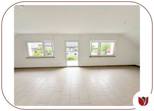 Wohn-/Esszimmer mit Zugang zum Balkon - 