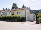 AUSSENANSICHT - Charmantes Zweifamilienhaus mit großem Garten, Terrassen & Garagen in Tuttlingen