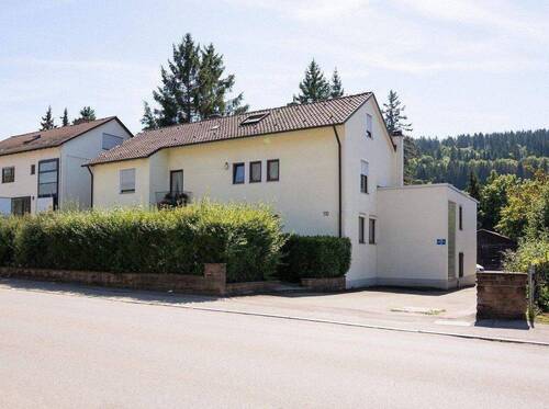 AUSSENANSICHT - Charmantes Zweifamilienhaus mit großem Garten, Terrassen & Garagen in Tuttlingen