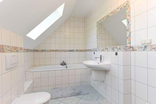 zeitlos gefliestes Wannenbad - 