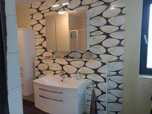 Badezimmer mit Dusche und Bad - 