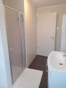 Badezimmer mit Dusche und Bad - 