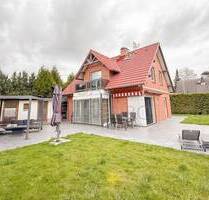 EXKLUSIVES EINFAMILIENHAUS MIT SPA-BEREICH UND AUßEN-POOL IN RUHIGER UND GRÜNER LAGE - Berlin Buckow
