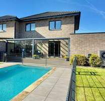 Exklusive Doppelhaushälfte mit Wintergarten, Pool und Wärmepumpe in Brüggen