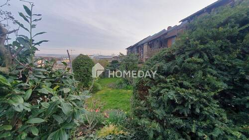 Blick auf das Gartenplateau und die Hauszeile - 5 Zimmer Reihenmittelhaus in Karlsruhe