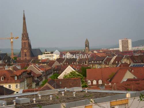 02 Blick aus dem Fenster über die Stadt - 