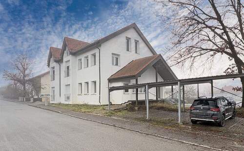 Ansicht Carport - 2 Zimmer Etagenwohnung in Perkam