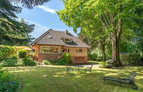 Hausansicht mit Blick aus dem Garten - Grundstück in Hamburg
