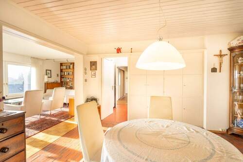 EG - Blick vom Esszimmer in den Wohnbereich und die Küche - 