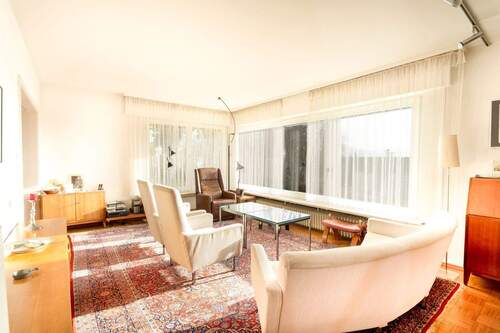 Das mit Licht durchflutete Wohnzimmer im EG - 