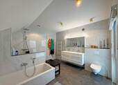 Tageslichtbad mit Dusche und Wanne - 