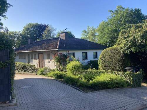 Zufahrt von der Straße - Bungalow mit 192,00 m&sup2; in Wiesbaden zum Kaufen
