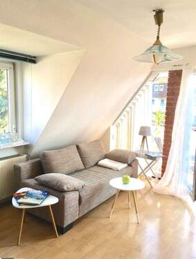 Wohnzimmer - Charmante Eigentumswohnung im 1. Obergeschoss mit Balkon und Spitzboden