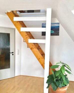 Treppe zum Spitzboden - 2 Zimmer Etagenwohnung in Schauenburg