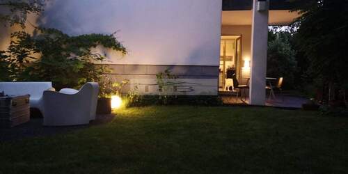 großer Garten mit Gartenmöbeln - 