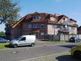 Ansicht des Hauses - Großzügige Raumaufteilung 3 ZKB im Obergeschoss mit Balkon
