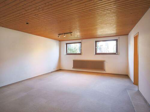 Geräumiges, helles Zimmer im Untergeschoss - 