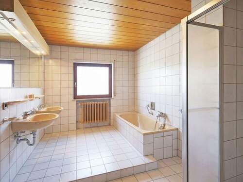 [KI-optimiertes Foto] Badezimmer Erdgeschoss - 