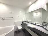 Bad mit Wanne und Dusche - 