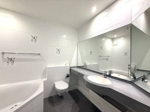 Bad mit Wanne und Dusche - 