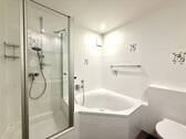 Bad mit Wanne und Dusche - 