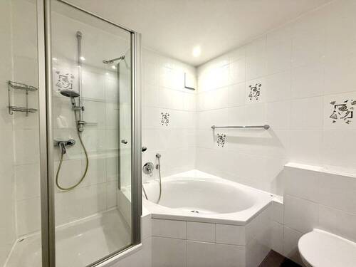 Bad mit Wanne und Dusche - 