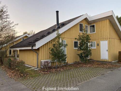 Eingangsseite mit Kfz Stellplatz vor dem Haus - 4 Zimmer Doppelhaushälfte zum Kaufen in Mirow