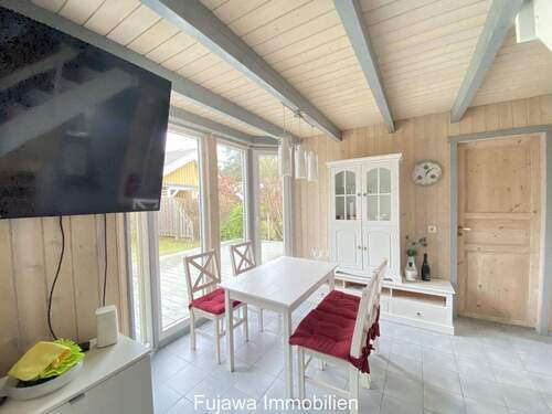 Essplatz und riesiger TV - 