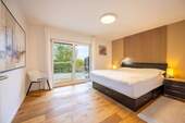 EG: Schlafzimmer mit Zugang zur Terrasse - 