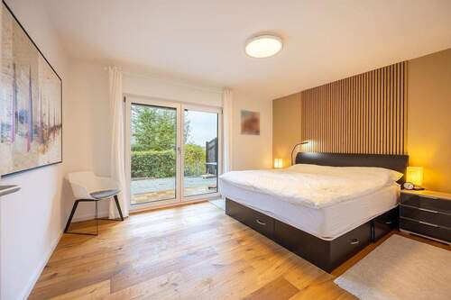 EG: Schlafzimmer mit Zugang zur Terrasse - 