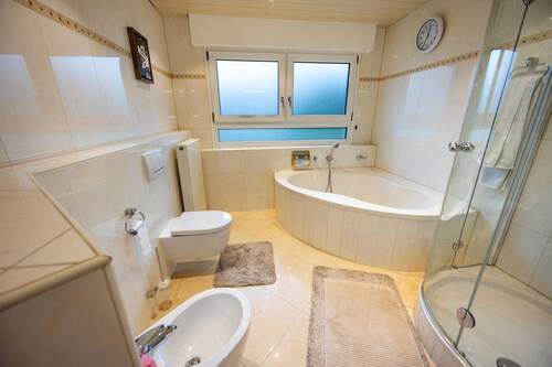 EG: Luxus-Bad mit Eckbadewanne - 