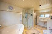 EG: Luxus-Bad mit Eckbadewanne - 