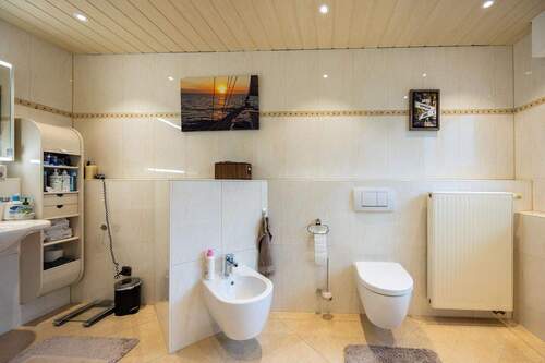 EG: Luxus-Bad mit Eckbadewanne - 