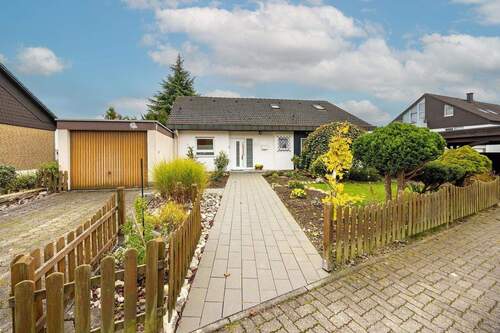 Außenansicht, Straßenseite mit Garage links, Doppel-Carport rechts - 7 Zimmer Einfamilienhaus zum Kaufen in Kierspe