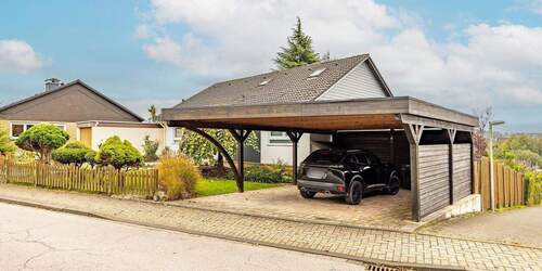 Außenansicht mit Doppel-Carport - Einfamilienhaus mit 146,20 m&sup2; in Kierspe zum Kaufen