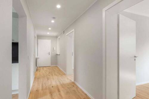 Flur mit Wohnungstür - 