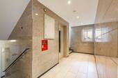 Hausflur mit Aufzug - 
