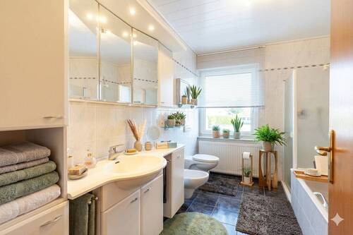 KI Familienbad mit Badewanne und Dusche Erdgeschoss - 