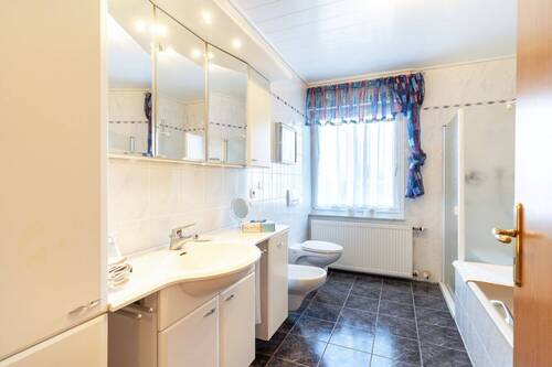 original Familienbad mit Badewanne und Dusche Erdgeschoss - 