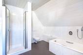 original Familienbad mit Badewanne und Dusche Obergeschoss - 